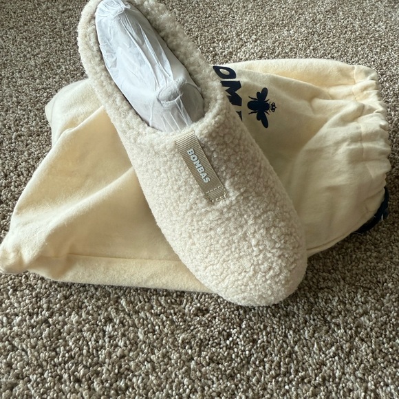 NIB BOMBAS SUNDAY SLIPPER size 10 cream color - Picture 2 of 2